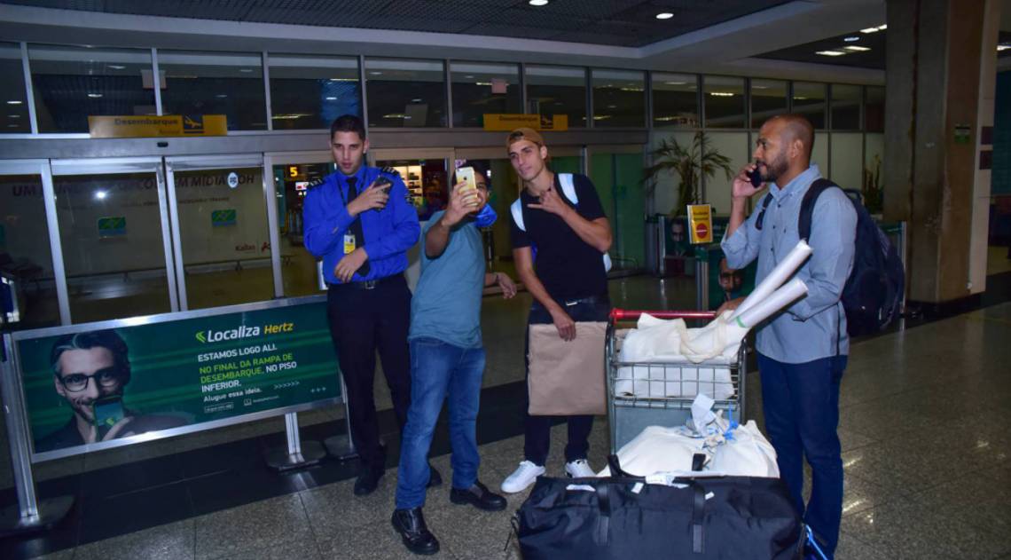 Fãs desrespeitam isolamento e posam juntinho de Felipe Prior no aeroporto