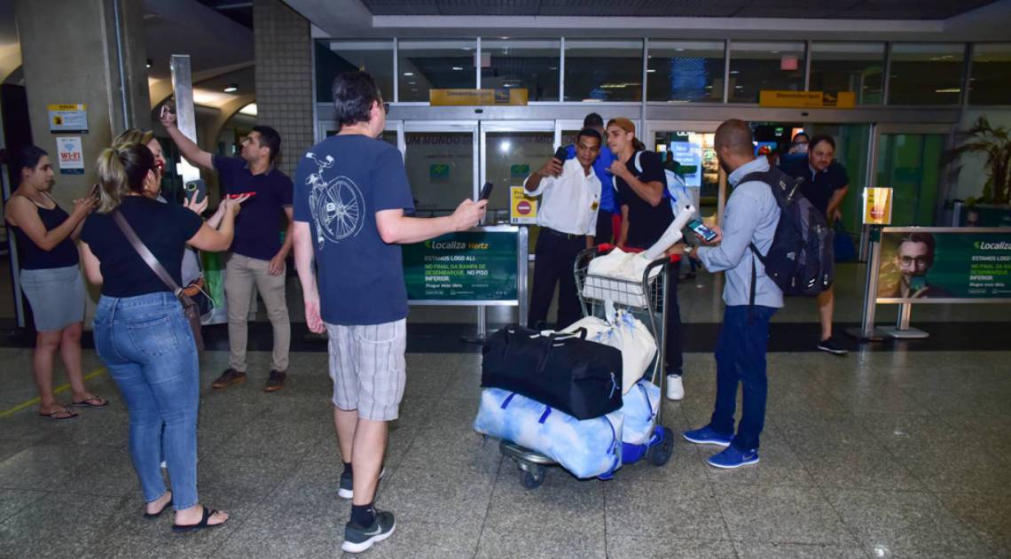 Fãs desrespeitam isolamento e posam juntinho de Felipe Prior no aeroporto