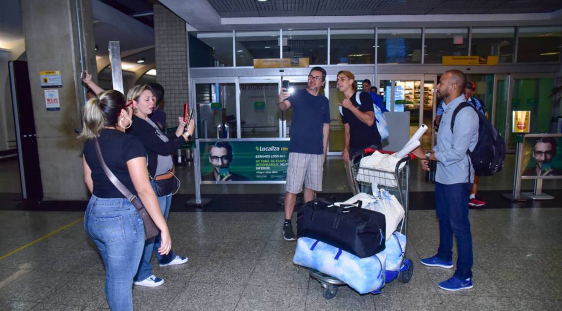 Fãs desrespeitam isolamento e posam juntinho de Felipe Prior no aeroporto