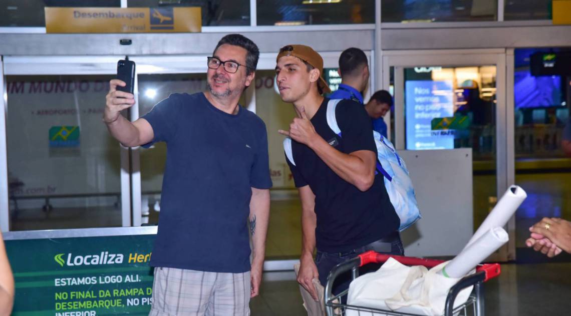 Fãs desrespeitam isolamento e posam juntinho de Felipe Prior no aeroporto