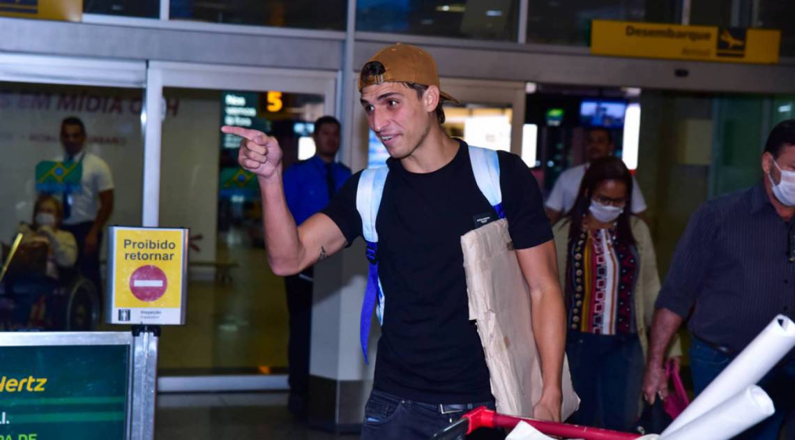 Fãs desrespeitam isolamento e posam juntinho de Felipe Prior no aeroporto