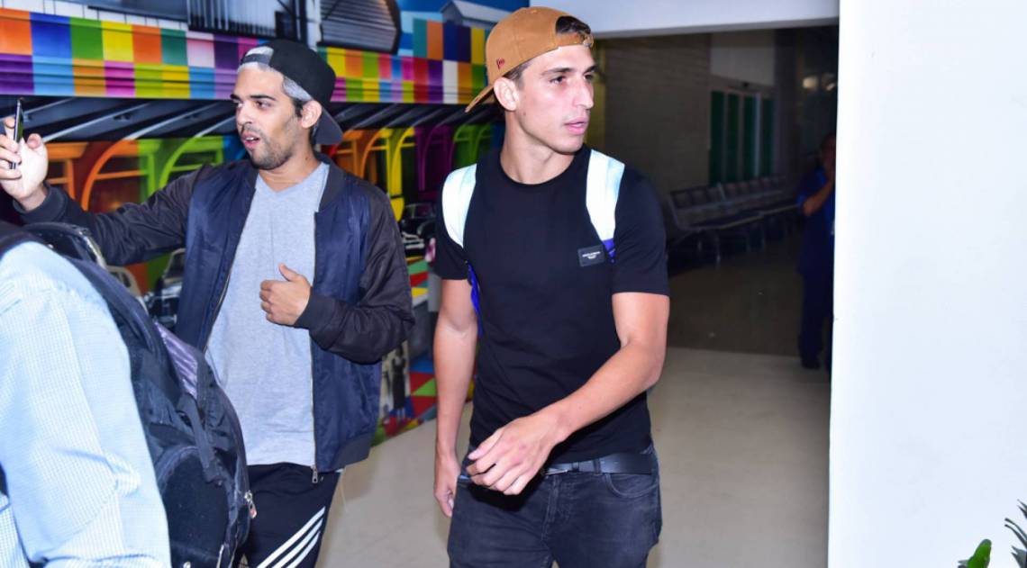 Fãs desrespeitam isolamento e posam juntinho de Felipe Prior no aeroporto