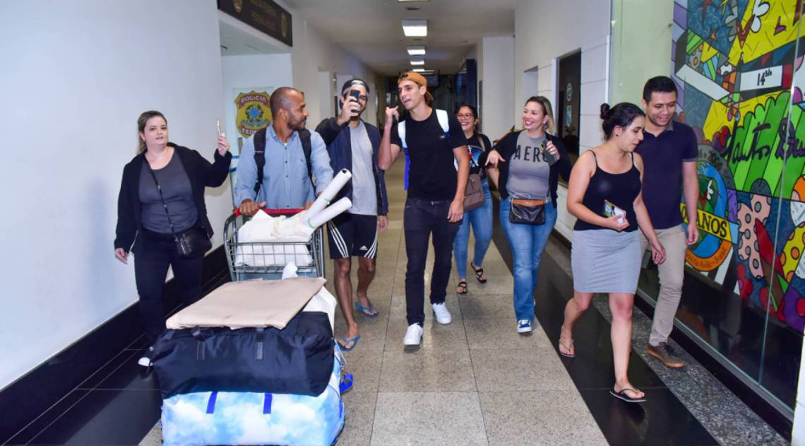 Fãs desrespeitam isolamento e posam juntinho de Felipe Prior no aeroporto