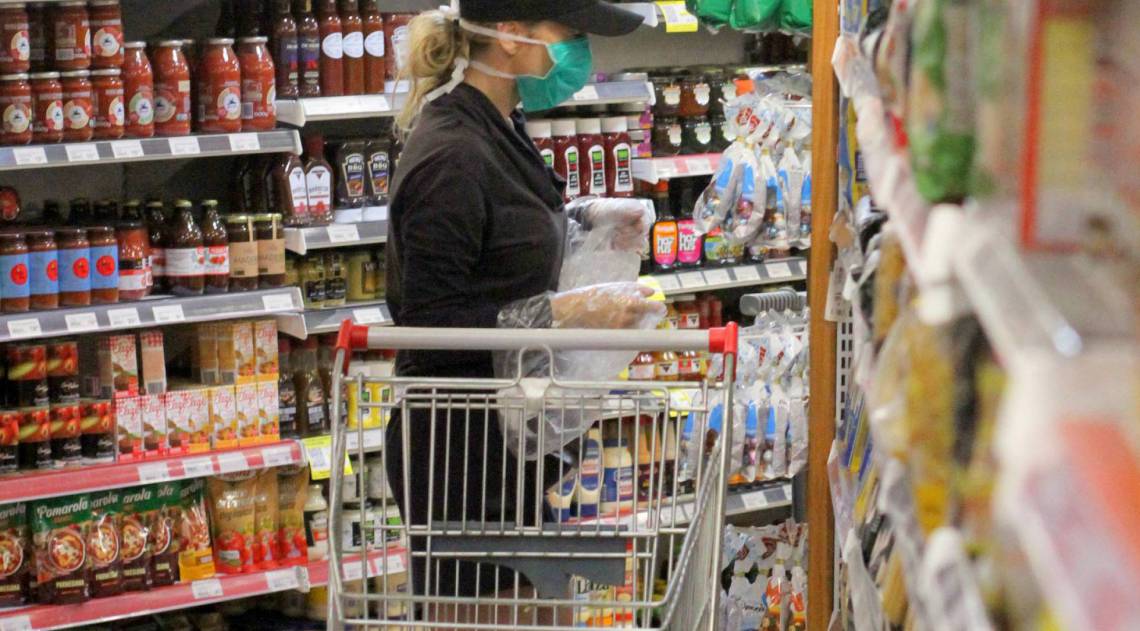 Danielle Winits usa máscara para fazer compras