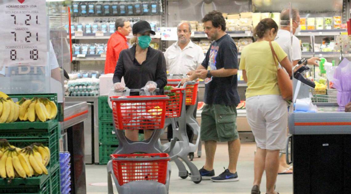 Danielle Winits usa máscara para fazer compras