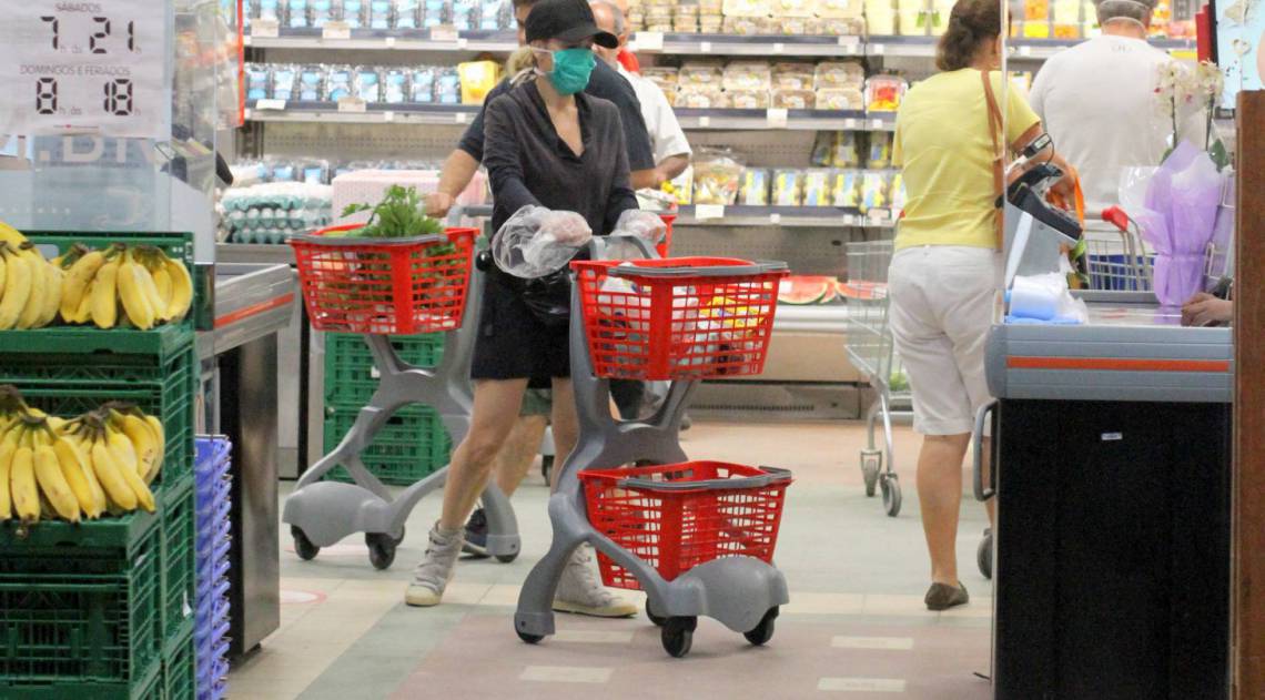 Danielle Winits usa mÃ¡scara para fazer compras