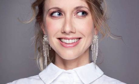 Gabriela Prioli adota cachorrinho com sequelas da cinomose