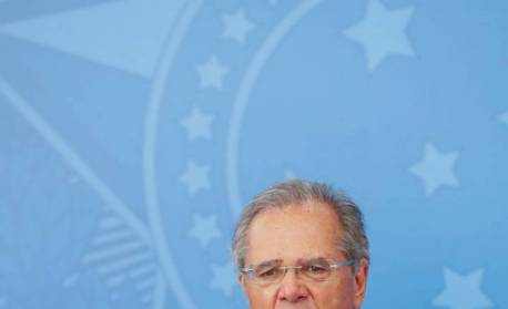 Paulo Guedes vota em Brasília e evita comentar eleição