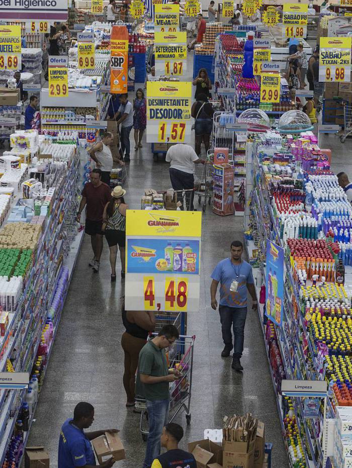 Supermercados e outros estabelecimentos só abrem a partir das 9h, para evitar aglomeração nos transportes públicos
