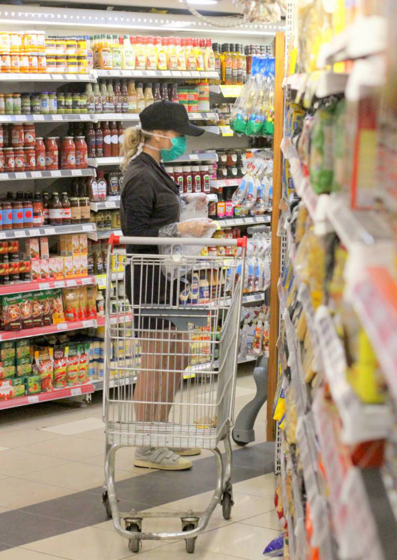 Danielle Winits usa máscara para fazer compras