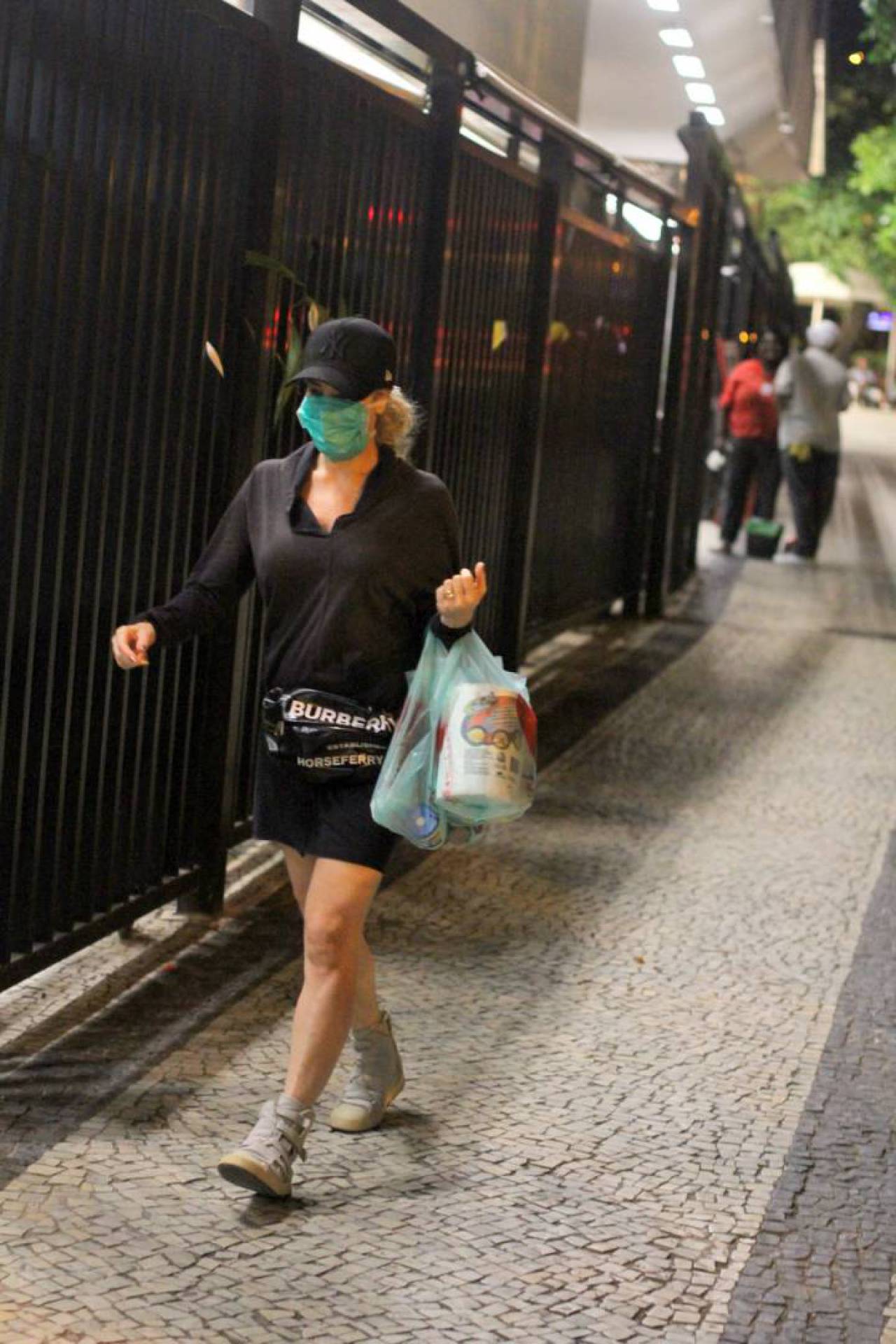 Danielle Winits usa máscara para fazer compras