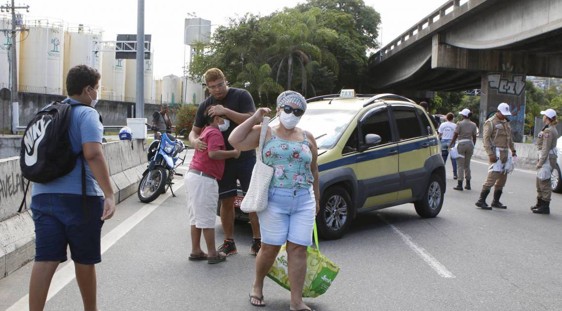 Rio de Janeiro - RJ  - 04/04/2020 - COVID 19 - Coronavirus na cidade do Rio  - Prefeituta de Niteroi, bloqueia entrada da cidade - na foto, o taxista Guilherme teve que deixar seus passageiros, que segundo ele, sao familiares, e retornar ao Rio -  Foto Reginaldo Pimenta / Agencia O Dia