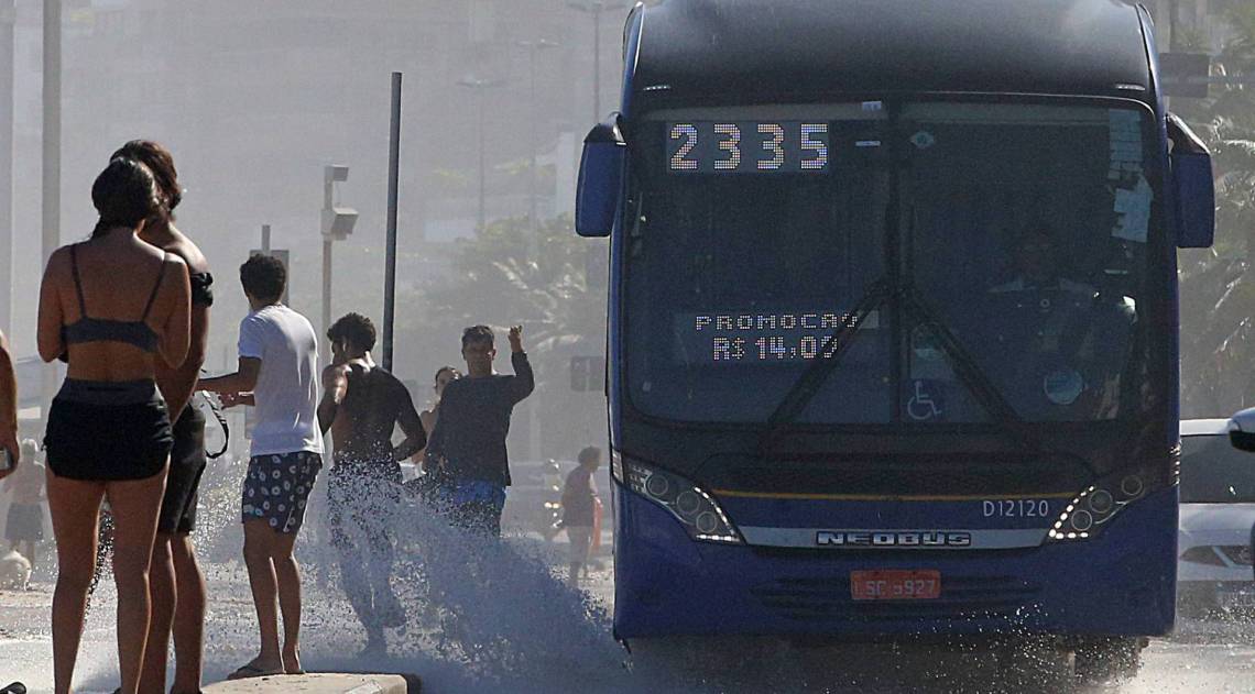 Rio - 04/04/2020 - COVID 19 - CORONAVIRUS - Rio em quarenta, porem, muitas pessoas nas ruas. Movimentacao na praia do Leblon,  Zona Sul. O mar invadiu as ruas da av. Delfim Moreira. Onibus joga agua nas pessoas.Foto: Daniel Castelo Branco / Agencia O Dia