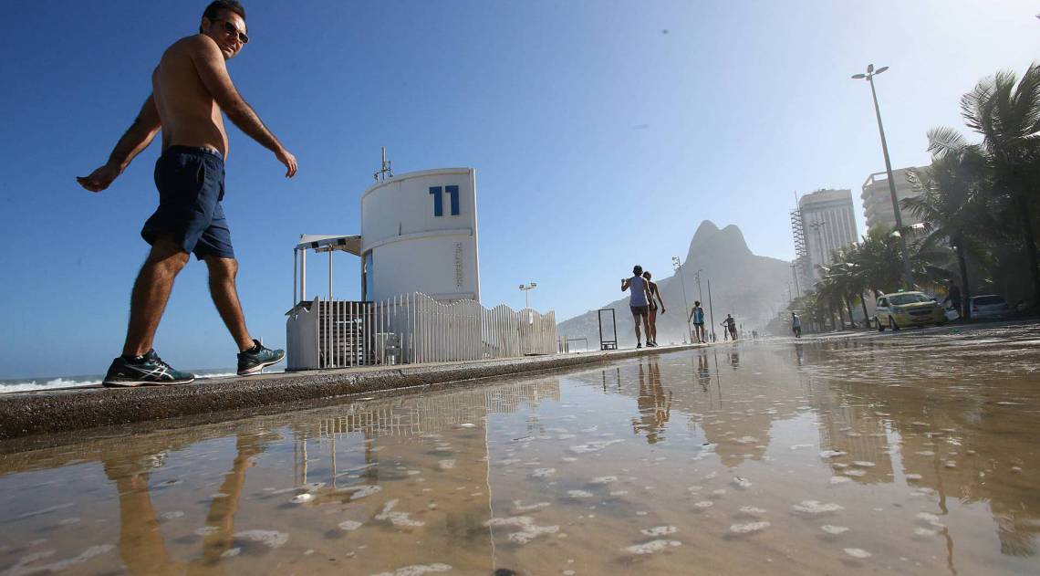 Rio - 04/04/2020 - COVID 19 - CORONAVIRUS - Rio em quarenta, porem, muitas pessoas nas ruas. Movimentacao na praia do Leblon,  Zona Sul. O mar invadiu as ruas da av. Delfim Moreira. Foto: Daniel Castelo Branco / Agencia O Dia