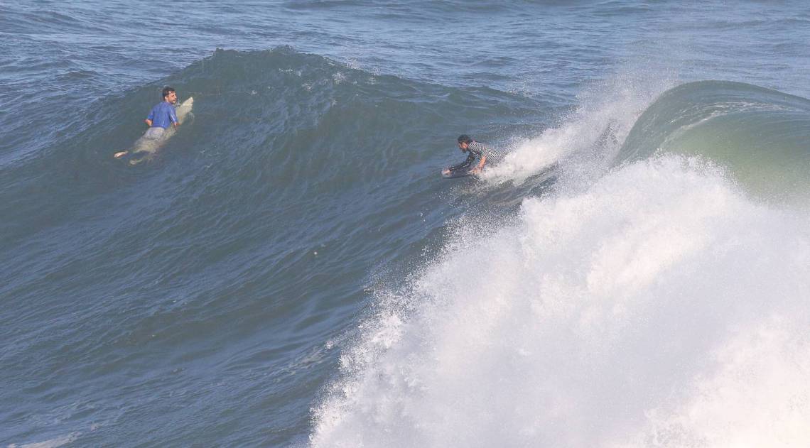 Rio - 04/04/2020 - COVID 19 - CORONAVIRUS - Rio em quarenta, porem, muitas pessoas nas ruas. Mar em Ressaca. Movimentacao de pessoas no Mirante do Leblon, local esteve bem movimentado por causa das ondas grandes que  batiam nas pedras. Foto: Daniel Castelo Branco / Agencia O Dia