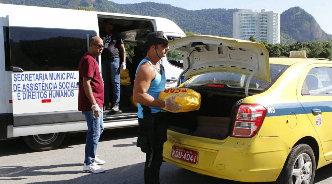 Taxistas recebem cestas básicas em ação da prefeitura no RioCentro - Reginaldo Pimenta / Agência O DIA