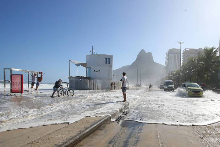 Mar invadiu as ruas da Av. Delfim Moreira