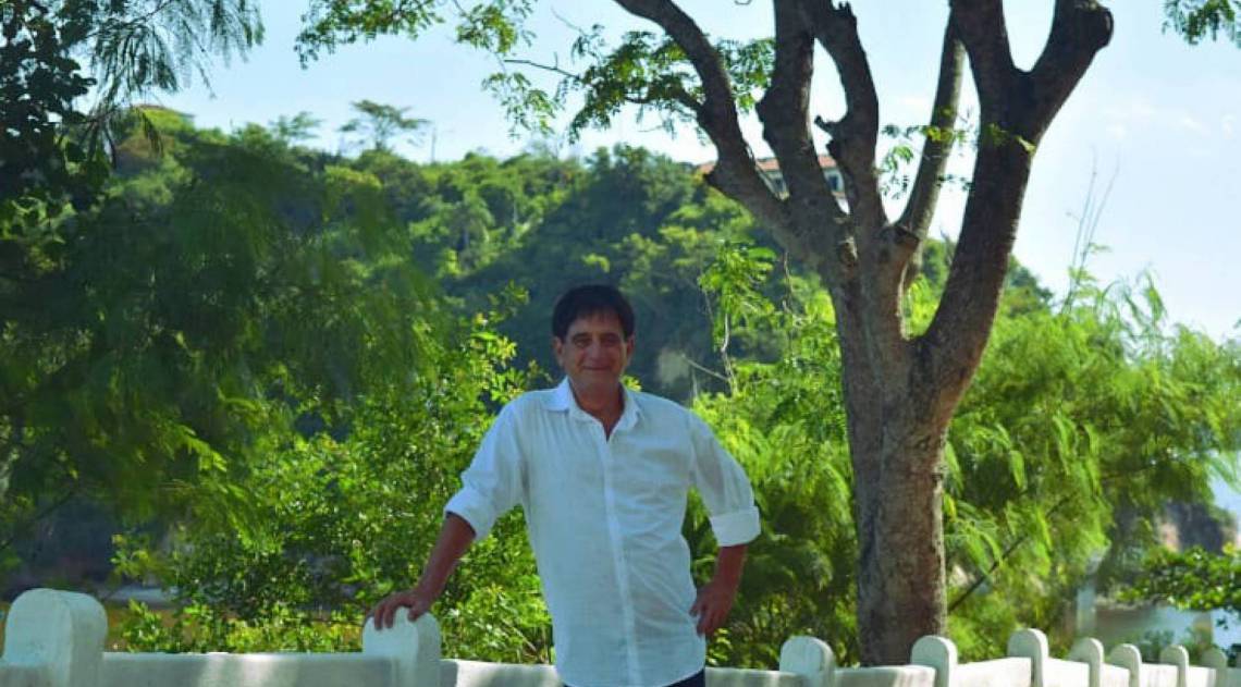 Com 14 álbuns gravados, dois discos de ouro e sete hits em novelas, o artista publicou o romance 