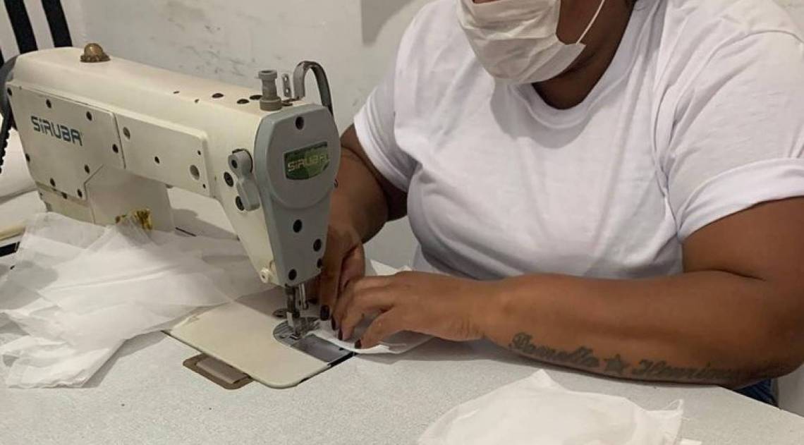 Carnaval: Costureira da Viradouro. Escola de Niter&oacute;i iniciou confec&ccedil;&atilde;o no dia 1&ordm;