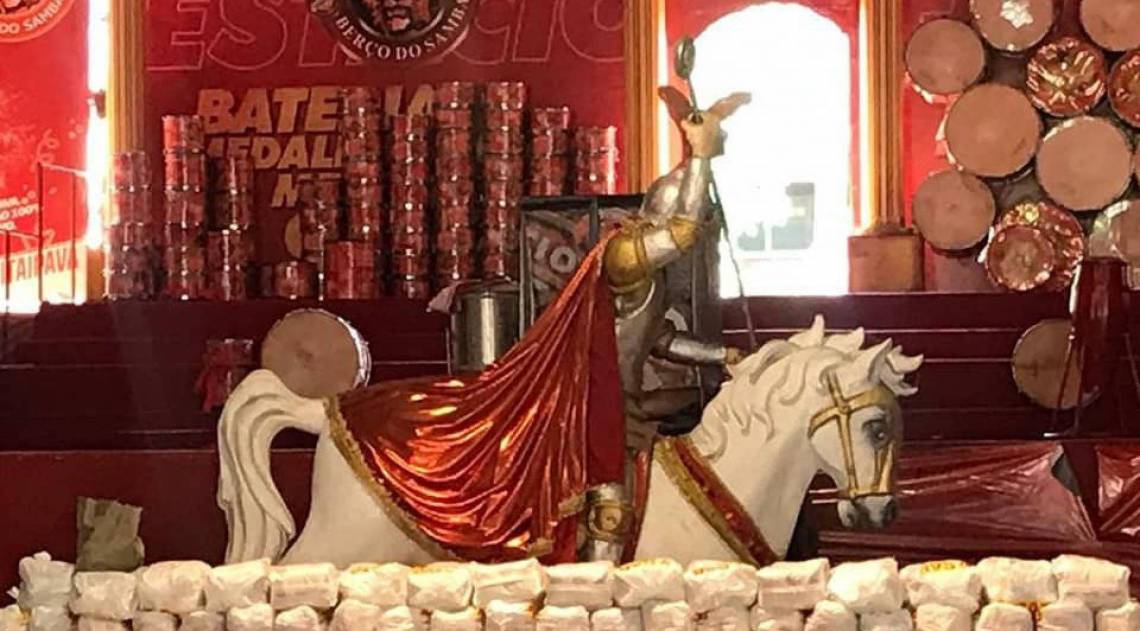 Escola de samba Estácio de Sá disponibilizou a quadra para a entrega de cestas básicas
