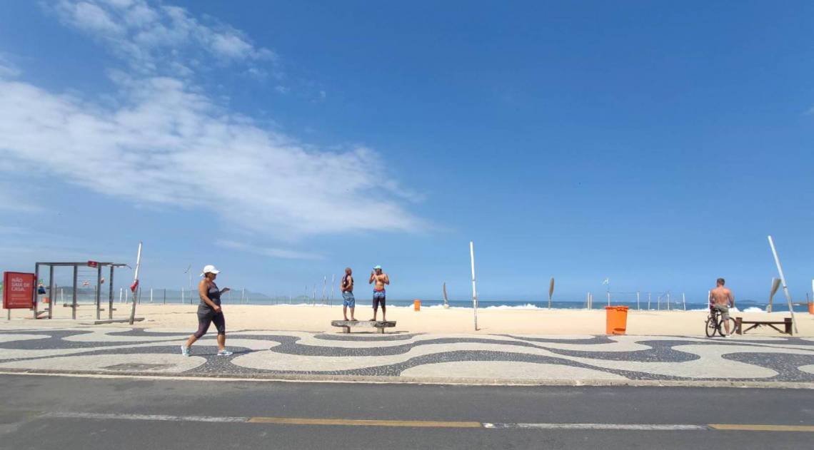 Cariocas quebram isolamento e circulam pela orla de Copacabana 