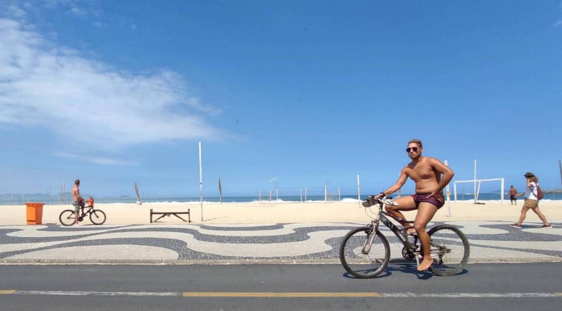 Cariocas quebram isolamento e circulam pela orla de Copacabana 