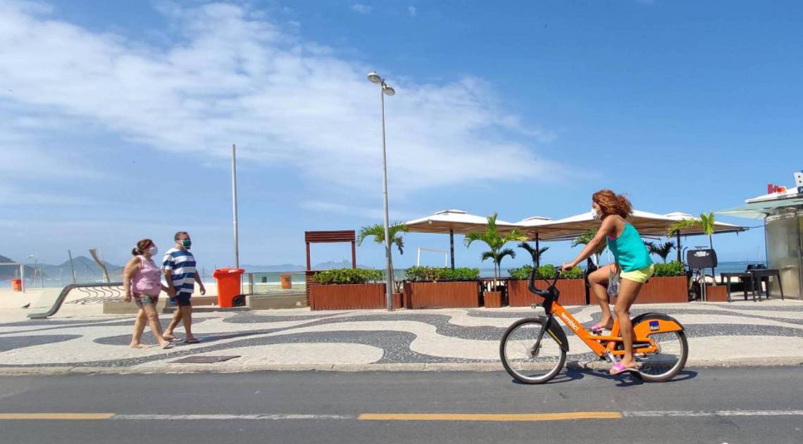 Cariocas quebram isolamento e circulam pela orla de Copacabana 
