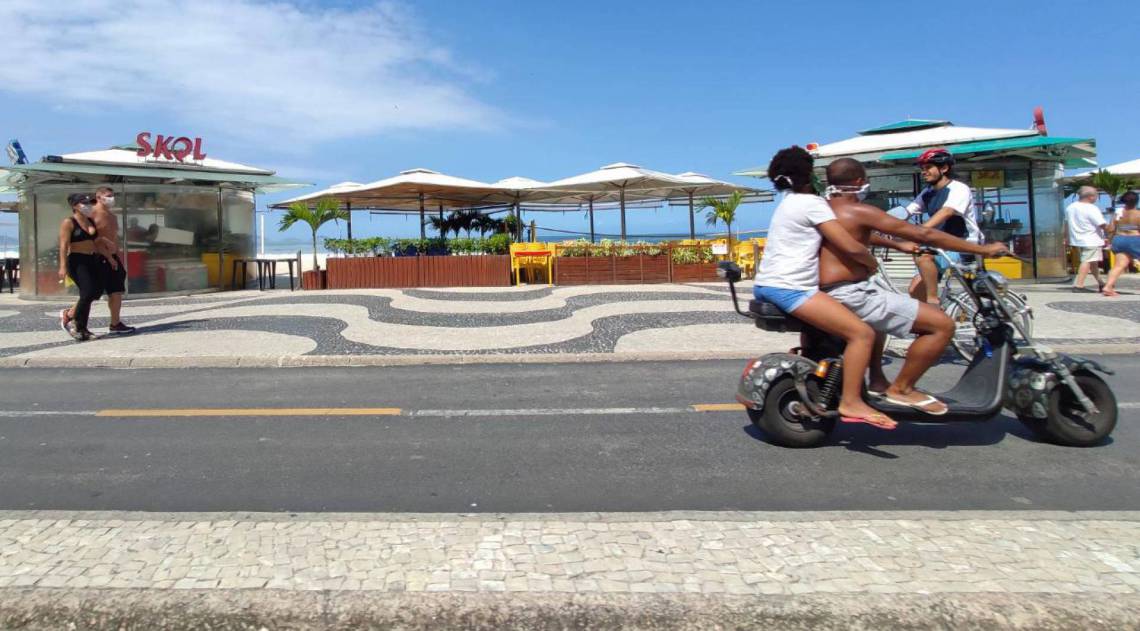 Cariocas quebram isolamento e circulam pela orla de Copacabana 