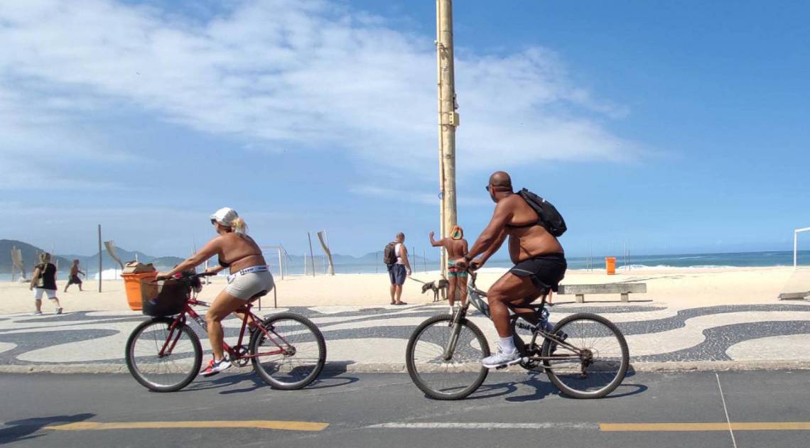 Cariocas quebram isolamento e circulam pela orla de Copacabana 