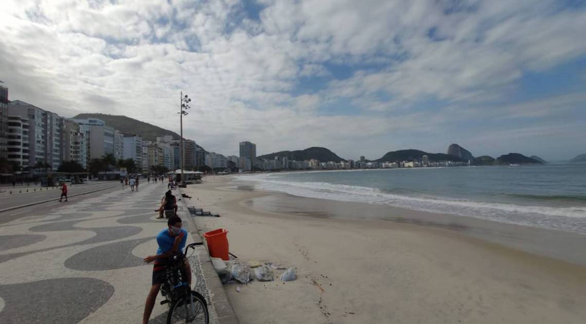 Cariocas quebram isolamento e circulam pela orla de Copacabana neste domingo