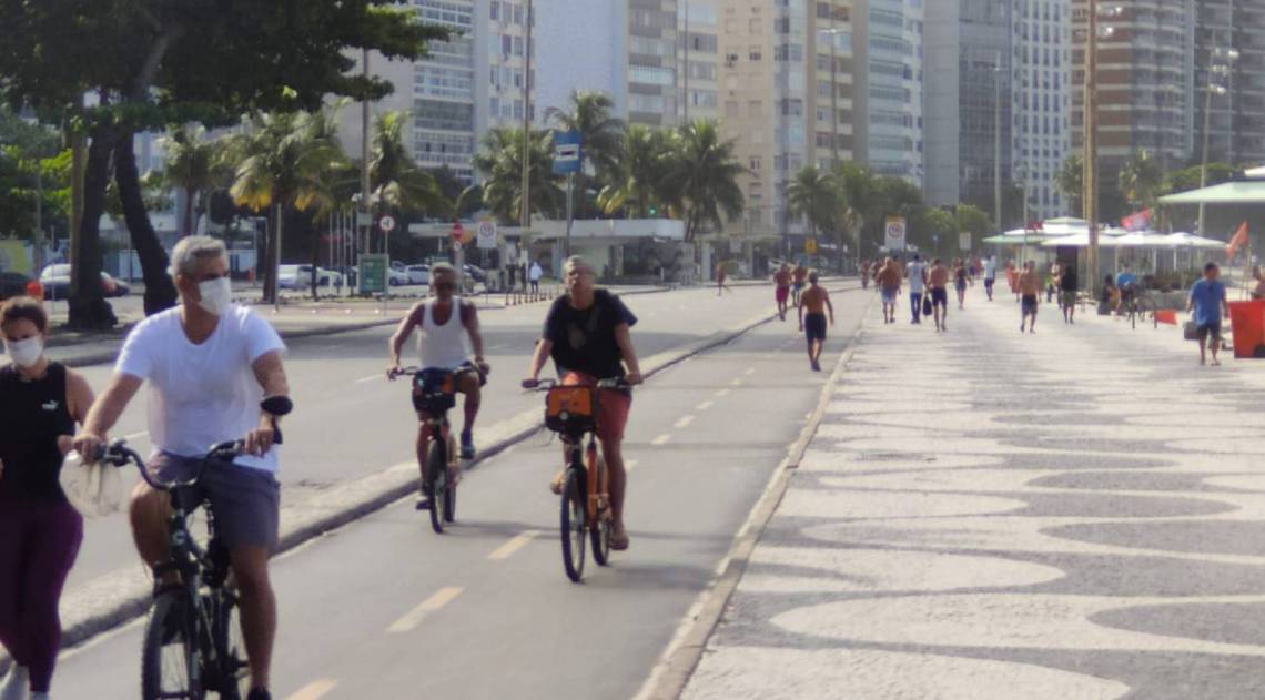 Cariocas quebram isolamento e circulam pela orla de Copacabana - segundo bairro com mais casos de coronav&iacute;rus na cidade