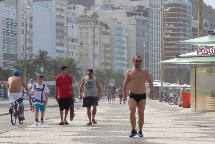 Cariocas quebram isolamento e circulam pela orla de Copacabana 