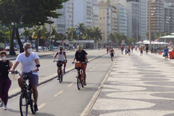 Cariocas quebram isolamento e circulam pela orla de Copacabana - segundo bairro com mais casos de coronavírus na cidade