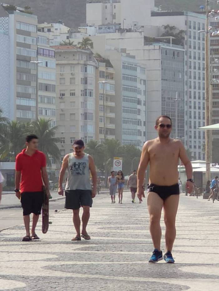 Cariocas quebram isolamento e circulam pela orla de Copacabana 