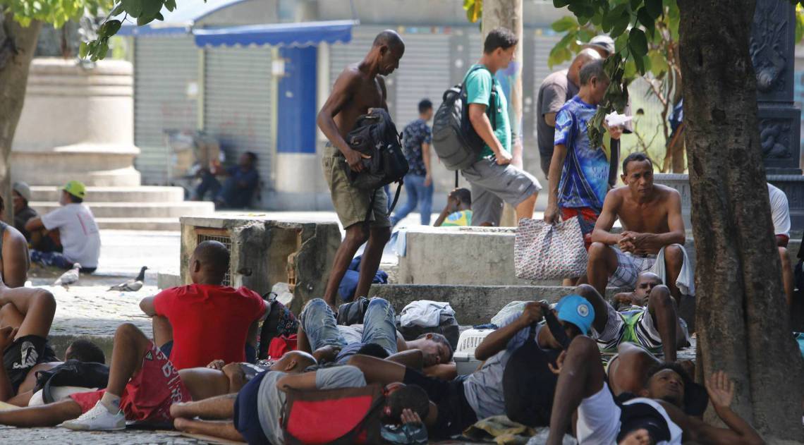 Rio de Janeiro - RJ  - 01/04/2020 - COVID 19 - Coronavírus na cidade do Rio  - na foto, movimentação pelas ruas do centro do  Rio - moradores de rua no Largo da carioca - Foto Reginaldo Pimenta / Agencia O Dia - O DIA FOTO