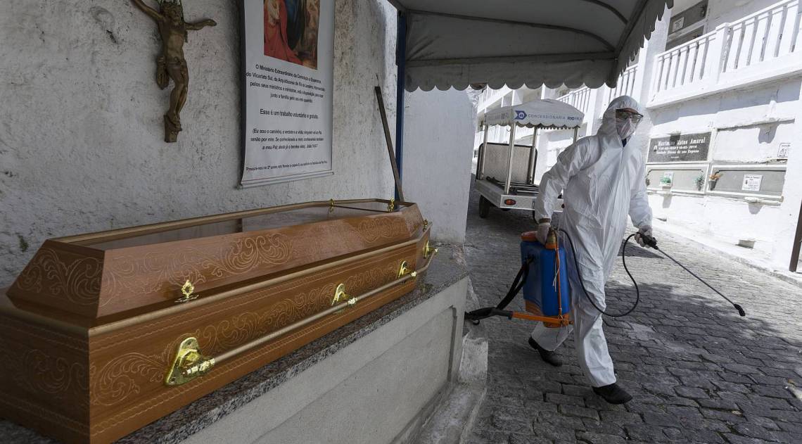 Enterro de v&iacute;tima da covid-19 - Daniel Castelo Branco / Ag&ecirc;ncia O Dia 