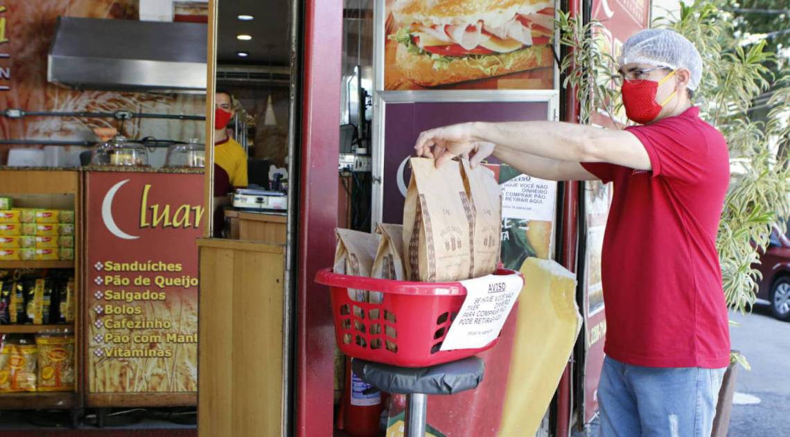 2020-04-06 - REGINALDO PIMENTA - Padaria Luar do Graja&uacute;, na esquina das Ruas Graja&uacute; com Gurupi, promove a&ccedil;&atilde;o para doar p&atilde;o a quem necessita. Contato: 22887140; 32383759 e 22684628. Falar com Vera - Reginaldo Pimenta