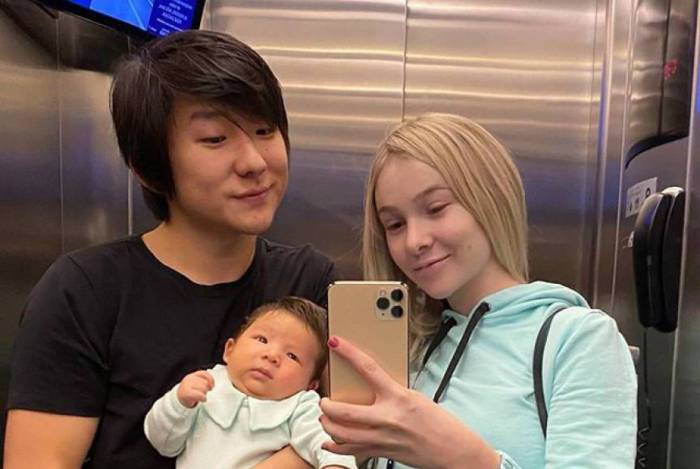 Pyong posa com a mulher, Sammy, e o filho do casal, Jake - Reprodução Internet