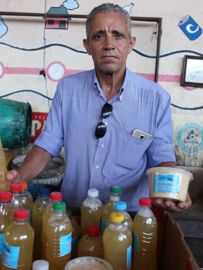 Rio,06/04/2020-COVID-19-CORONA VIRUS,CASCADURA, Rede Recicla, Catadores de materiais reciclaveis.Na foto.Wilson Cunha,porduz sabao e detergente com oleo de cozinha usado.Foto: Cleber Mendes/Agência O Dia