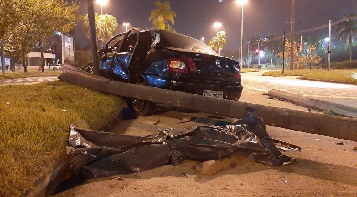 Carro parou entre a pista do BRT e o canteiro - Reprodu&ccedil;&atilde;o / Internet