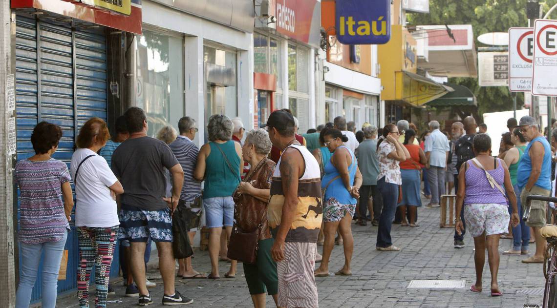 Rio de Janeiro - RJ  - 07/04/2020 - COVID 19 - Coronavirus na cidade do Rio  - Grande aglomeraçao em filas de bancos na manha de hoje, na foto, filas em agencias bancarias na Avenida Nicaragua, na Penha, zona norte do Rio - Foto Reginaldo Pimenta / Agencia O Dia - Reginaldo Pimenta