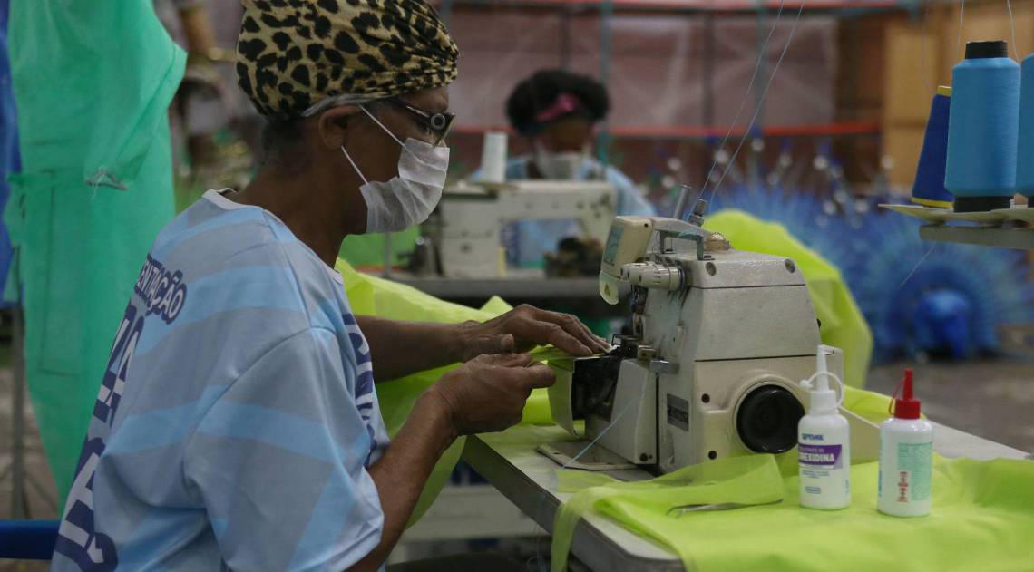 Mãe e filha: Carmem e Jaqueline são as primeiras artesãs solidárias na quadra da Vila Isabel - Cléber Mendes