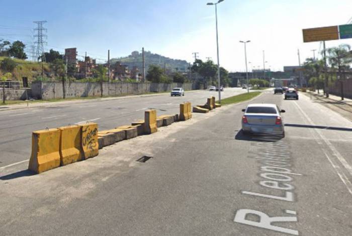 Equipe da UPP Arará/Mandela abordou o motorista do Ford Fiesta branco próximo a um dos acessos à Linha Amarela, na altura de Manguinhos, Zona Norte do Rio