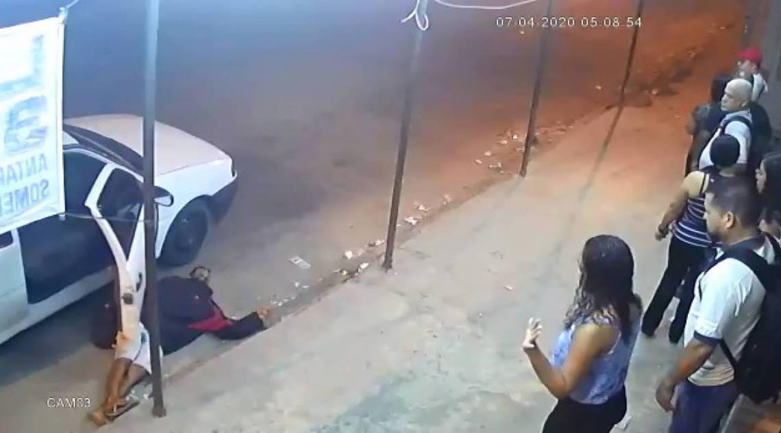 Criminoso desmaia após assalto - Reprodução / Internet