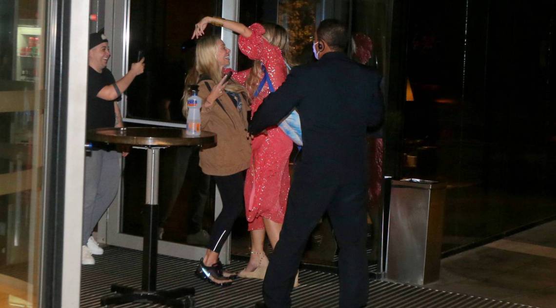 Marcela &eacute; recebida pela irm&atilde; em hotel na Barra da Tijuca