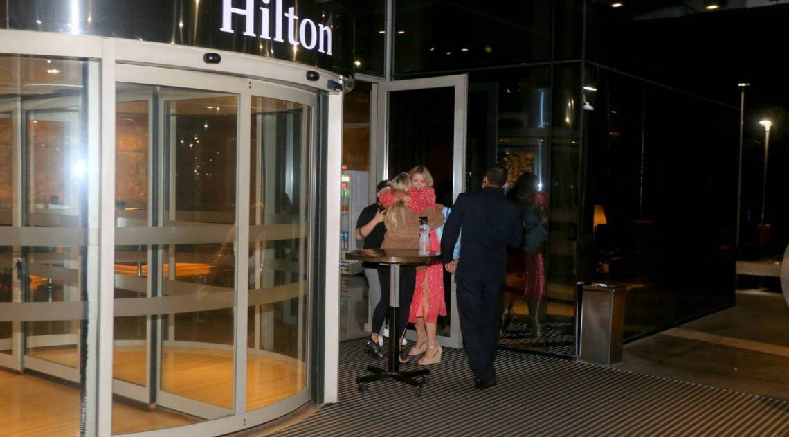 Marcela é recebida pela irmã em hotel na Barra da Tijuca