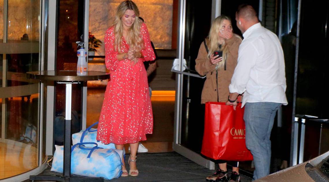 Marcela é recebida pela irmã em hotel na Barra da Tijuca