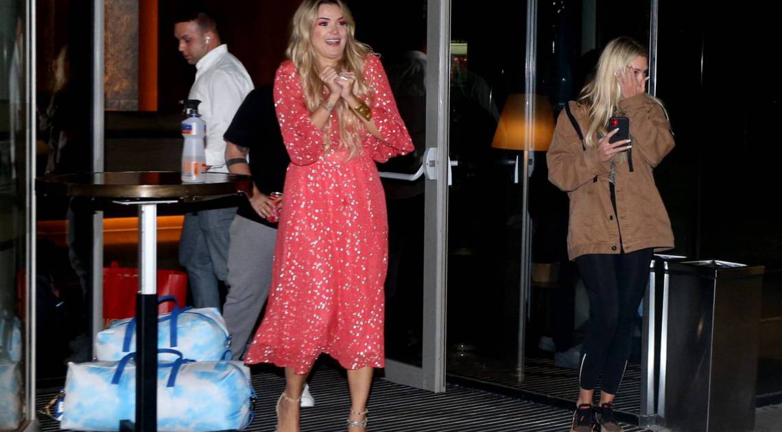 Marcela é recebida pela irmã em hotel na Barra da Tijuca