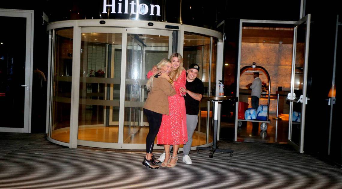 Marcela é recebida pela irmã em hotel na Barra da Tijuca
