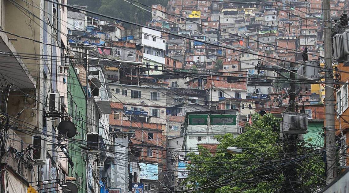 Rio - 08/04/2020 - COVID 19 - CORONAVÍRUS - Apos a confirmação da quinta (5) mortes na Favela da Rocinha, movimentação de pessoas na Via Apia da Rocinha. Foto: Daniel Castelo Branco / Agencia O Dia